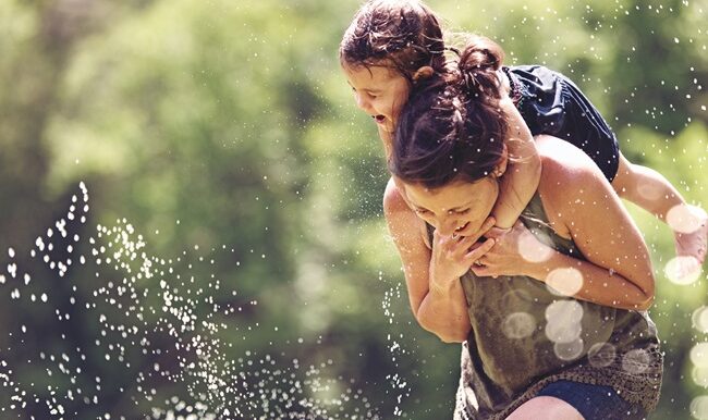 mere-fille-eau-ete-exterieur