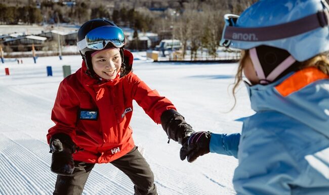 Un garçon fait de la planche à neige pour la première fois