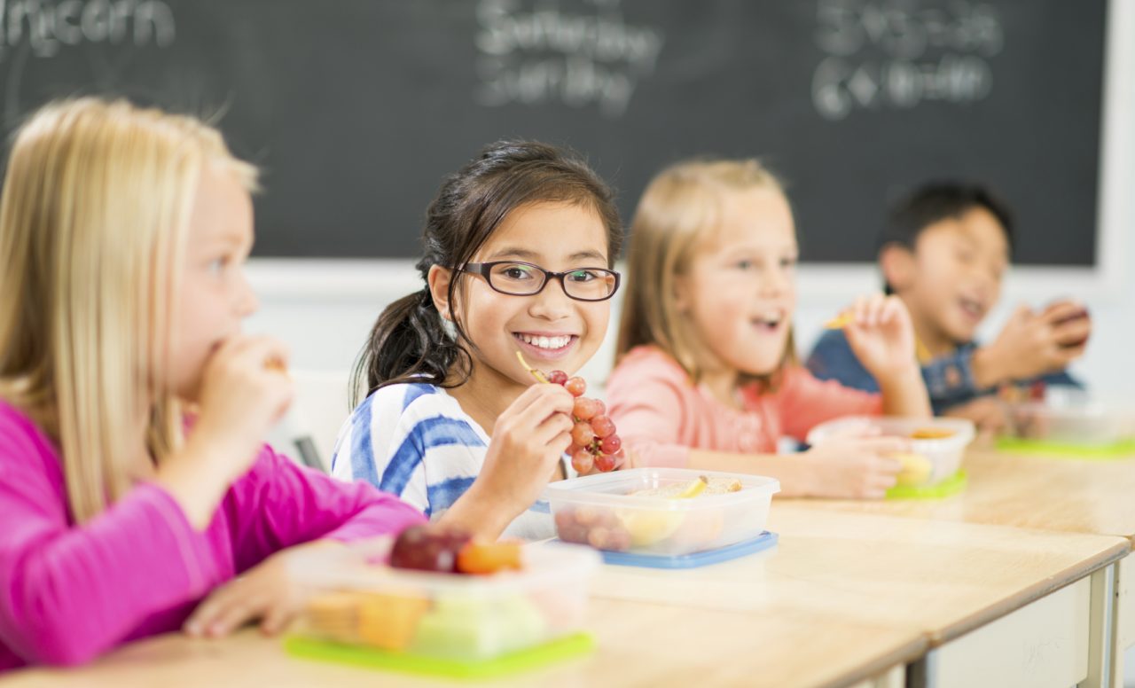 Manger au service de garde de l’école: 4 obstacles à la convivialité des repas