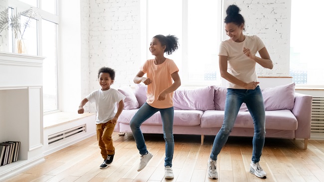 meres et enfants dansent dans le salon