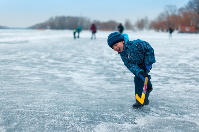 Pourquoi les enfants ne jouent-ils plus dehors: facteurs et pistes de solution