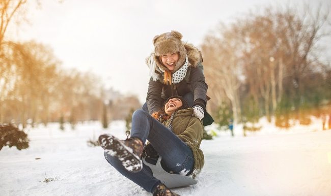 Deux filles qui jouent dans la neige