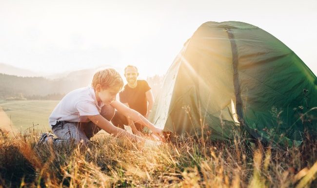 père et fils en camping
