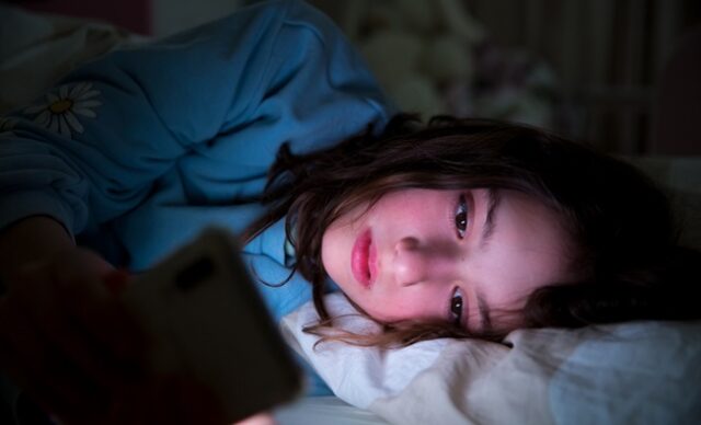 adolescente ecran soir