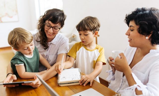 Éducation non-genrée et homoparentalité