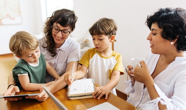 Éducation non-genrée et homoparentalité