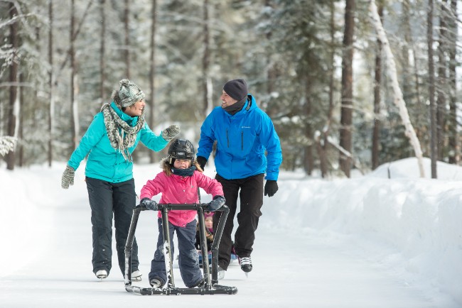 Apprendre à patiner : 3 leçons pour enseigner les bases du patin à son enfant