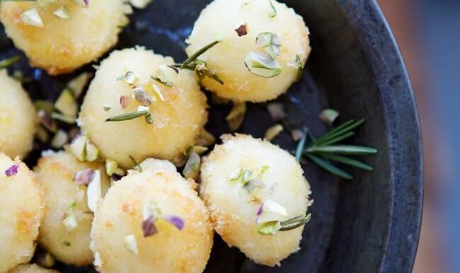 Chèvre chaud au miel, citron, romarin et pistaches
