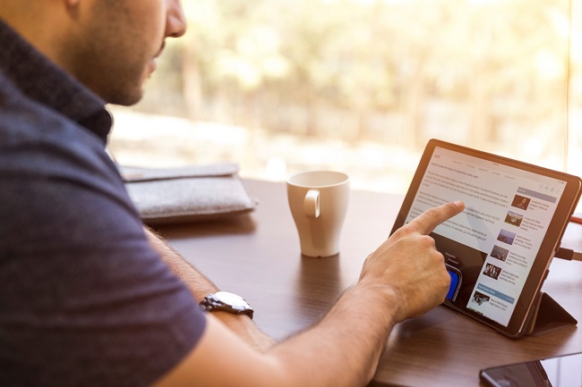 Parent devant un écran tablette