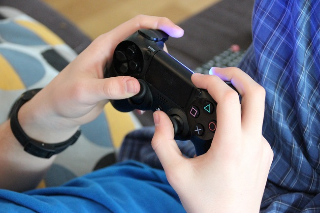 enfant qui joue à un jeu électronique
