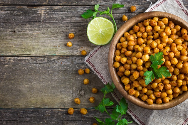VIDÉO – 4 façons de faire cuire des pois chiches au four