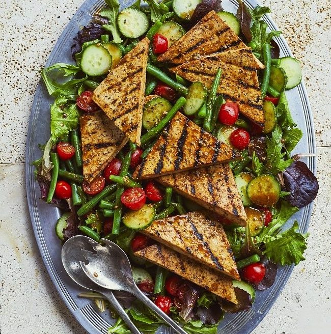 recette de salade santé au tofu mariné et grillé