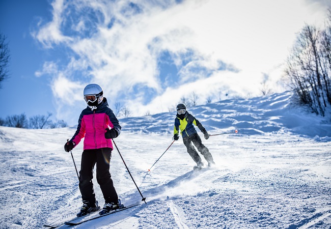 enfants qui dévalent les pentes de ski