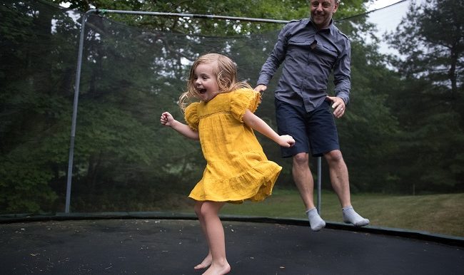 sauter sur le trampoline