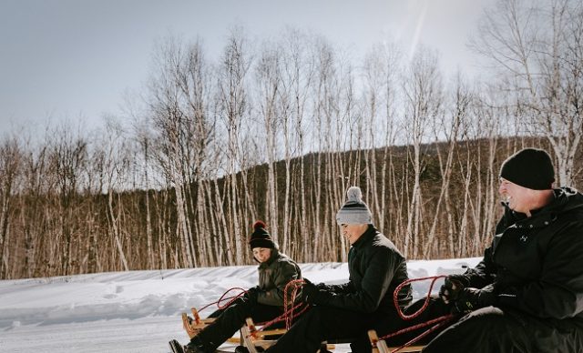 personne glissant sur des luges en hiver