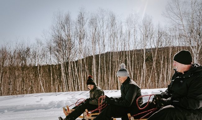 personne glissant sur des luges en hiver