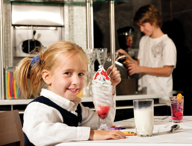 Enfant avec sundae