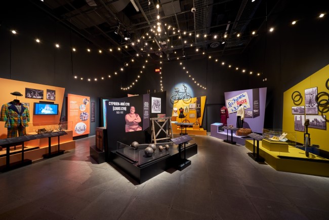 La Pulperie de Chicoutimi Musée régional salle d'exposition illuminée