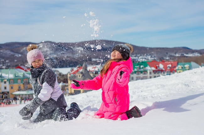 enfants qui jouent dans la neige