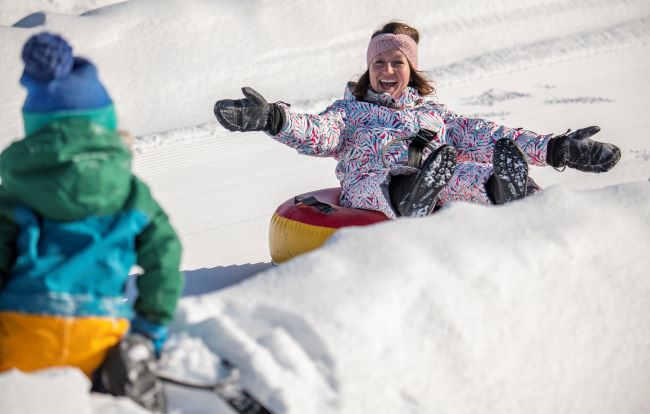 glissade sur tube entre mère et fils