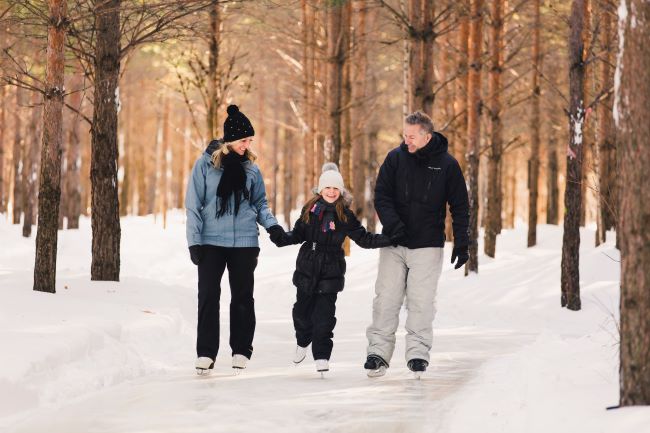 famille en patin a glace