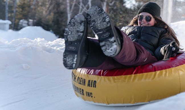 femme-glissade-tube-hiver