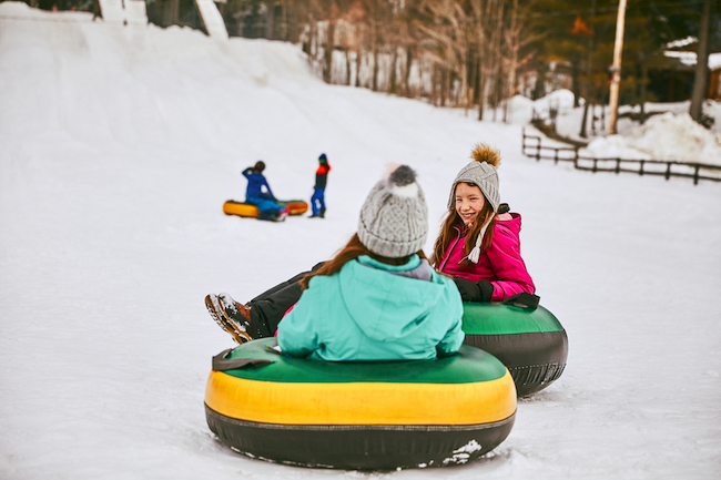 adolescentes en glissade sur tube
