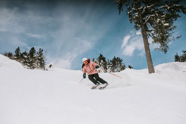 femme qui ski sur les pentes