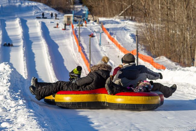 famille glissade sur tube
