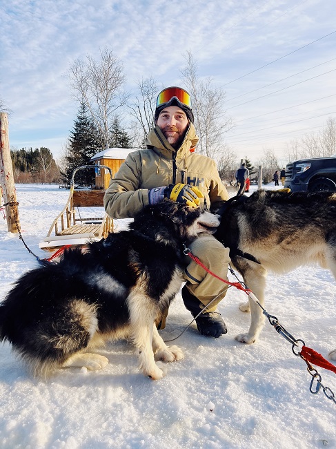 Homme en compagnie de chiens de trainaux
