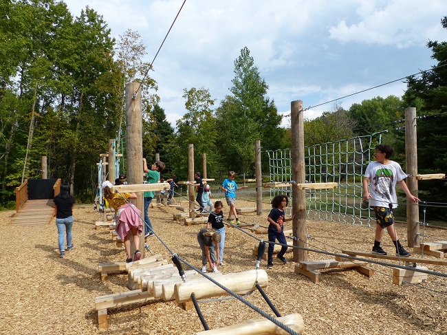 enfants qui s,amusent dans un parcours d'hébertisme