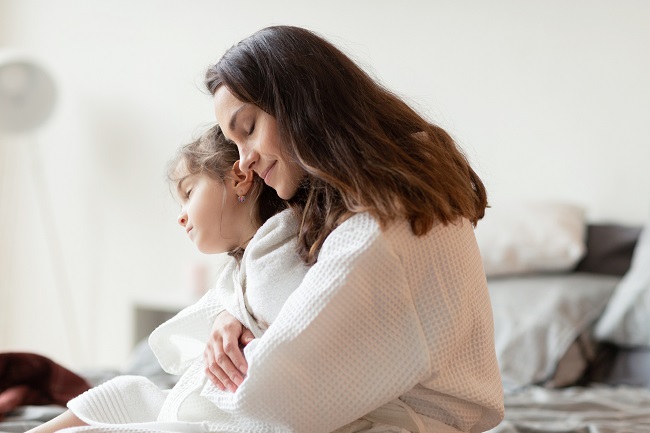 mère et sa fille qui se font un gros calin
