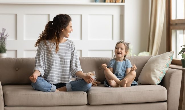 maman et sa fille pratique la méditation de facon joyeuse