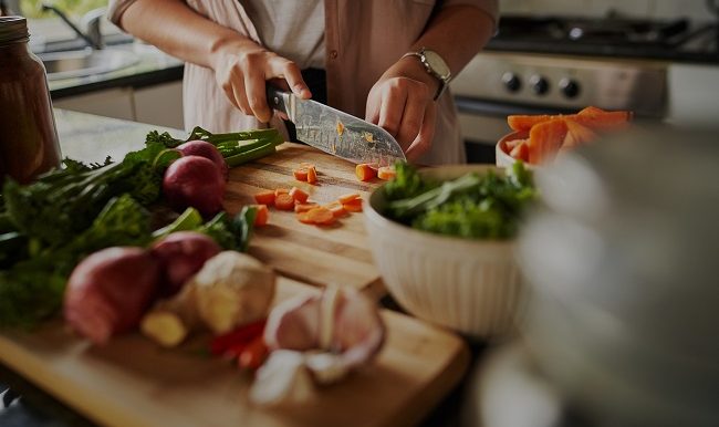 femme qui prépare un repas végétarien