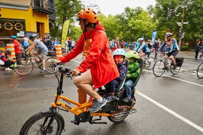 meres avec ses deux enfants pratiquant le velo