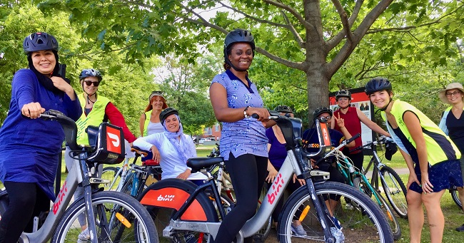 femmes qui apprenent le velo