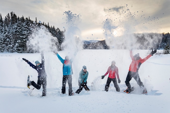 gens heureux pratiquant la raquette à neige