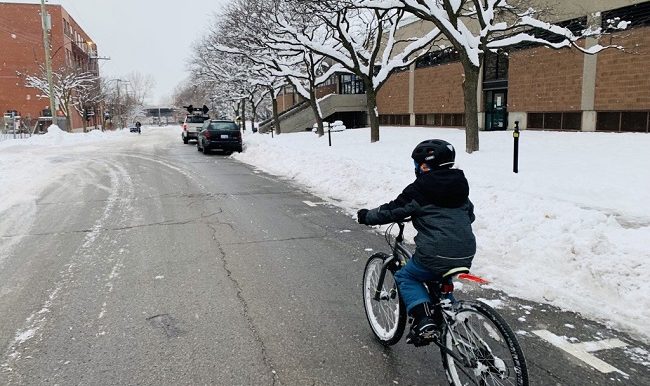 enfant en vélo en hiver
