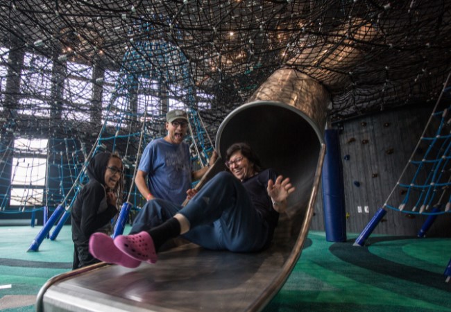 famille qui s'amuse au parc d'amusement