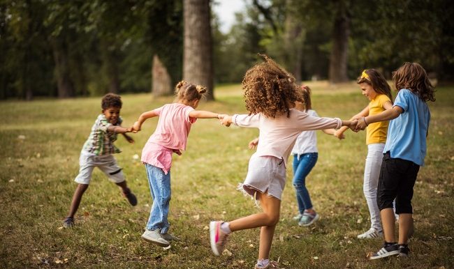 groupe d'eleve à l'ecole s'amuse dans la nature
