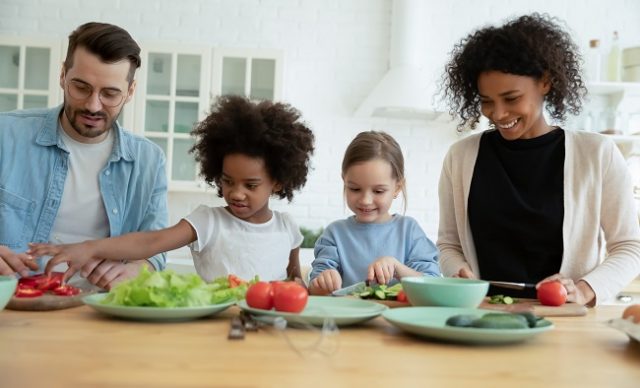 famille reconstituée prépare une salade pour le diner