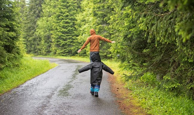 pere fille marche sous la pluie