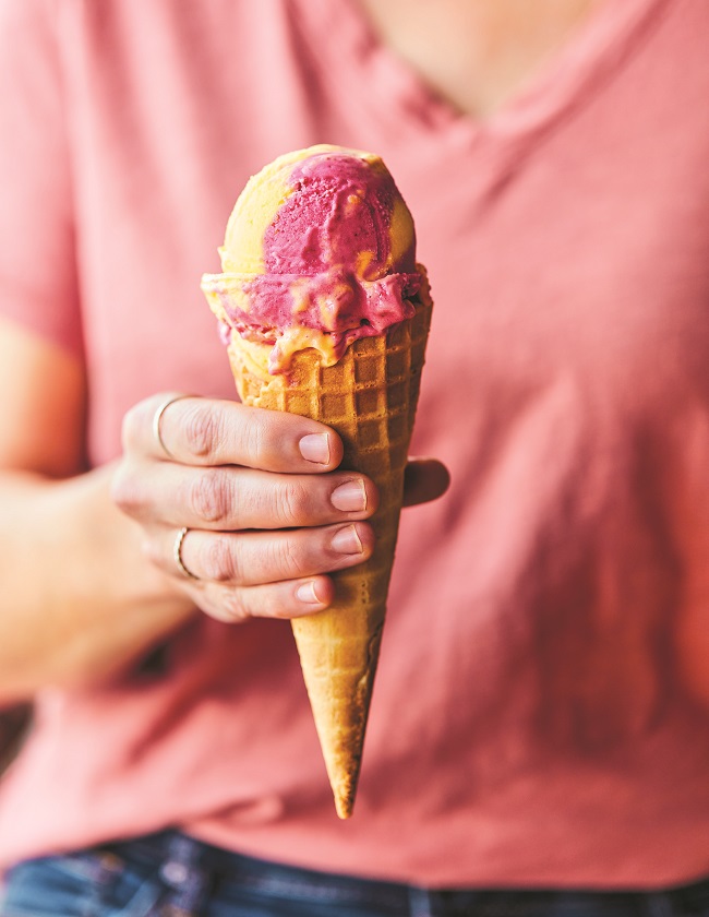 Glace à la framboise et à la mangue
