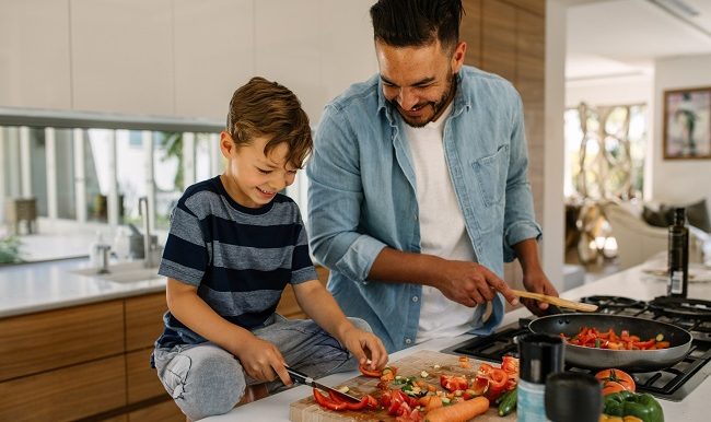 Père et fils, préparation des repas dans la cuisine