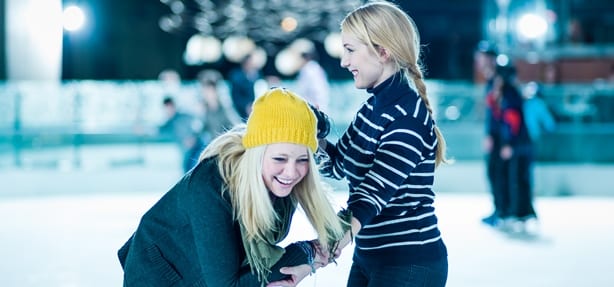 2 filles qui patinent à l'atrium 1000