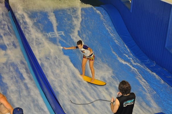 fille qui surf sur une vague intérieure 